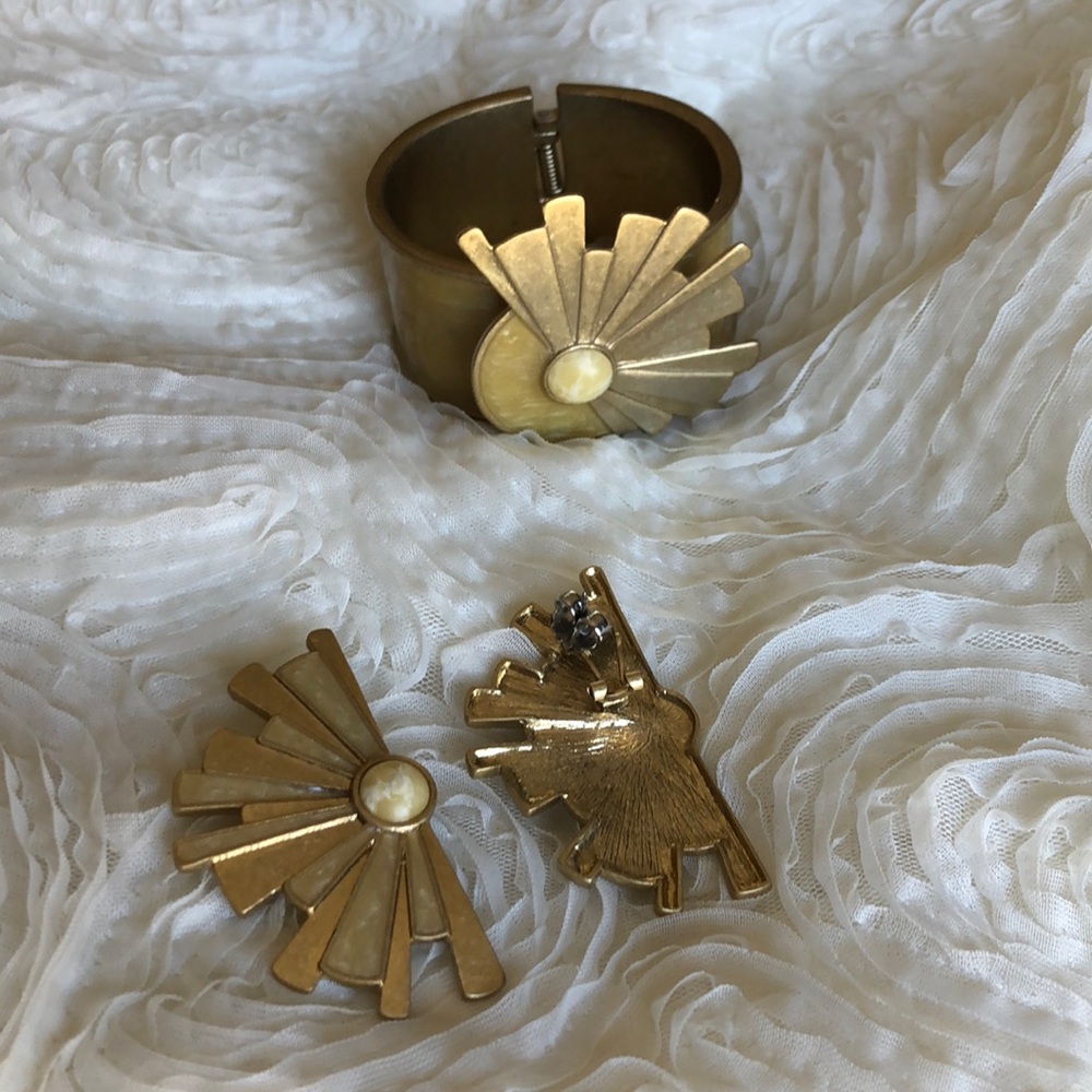 Lia sophia red carpet bracelet and earrings.